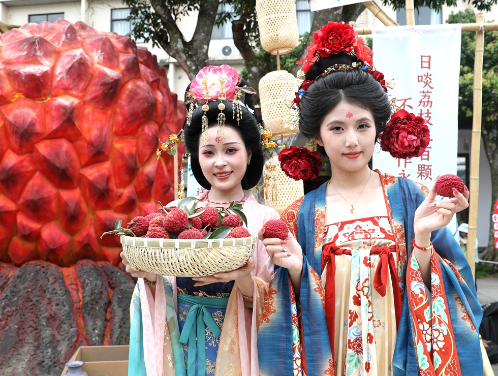 游客身著古裝扮演“妃子”