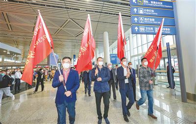 海南“百場萬崗·四城同辦” 2023年校招活動出發(fā)儀式舉行12月20日，海南“百場萬崗·四城同辦”2023年校招活動出發(fā)儀式在海口市美蘭機場舉行。21日，海南省將在上海市、湖北省武漢市、湖南省長沙市、四川省成都市同步開展招才引智活動。