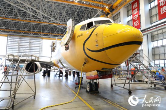 　海南自貿港一站式飛機維修產業基地，一架來自泰國的飛機正在檢修。人民網記者 孟凡盛攝
