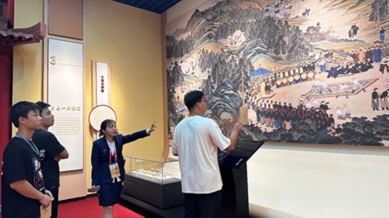 圖為參觀者觀看展覽。人民網記者 金洪花攝
