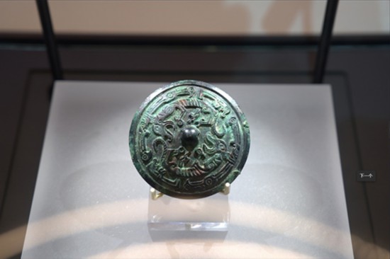 圖為展出的春秋早期文物《青銅陽燧》。馬那甫攝