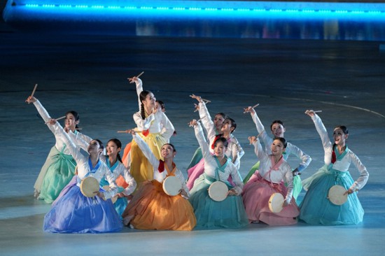 演員在聯(lián)歡晚會現(xiàn)場表演。馬那甫攝