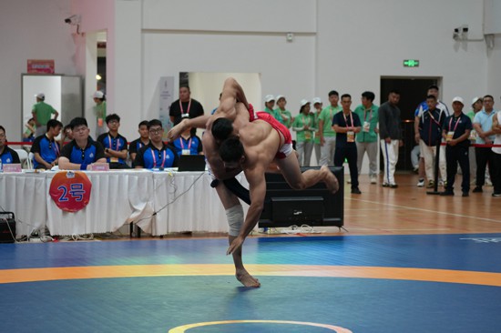 廣東隊(duì)選手呼日與內(nèi)蒙古隊(duì)選手朝克圖巴特爾在希日木87公斤級(jí)決賽中角逐。馬那甫攝