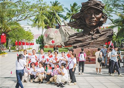 市民游客在紅色娘子軍紀念園參觀。特約記者 蒙鐘德 攝